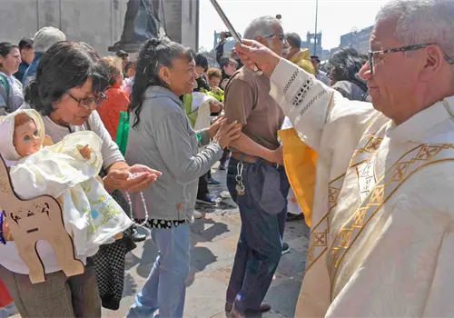 Cientos de personas llevan a bendecir a su Niño Dios Cientos de personas llevan a bendecir a su Niño Dios