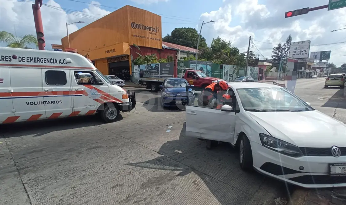 Del impacto, el automóvil se fue hacia una señalización vial. Rafael Victorio / CP