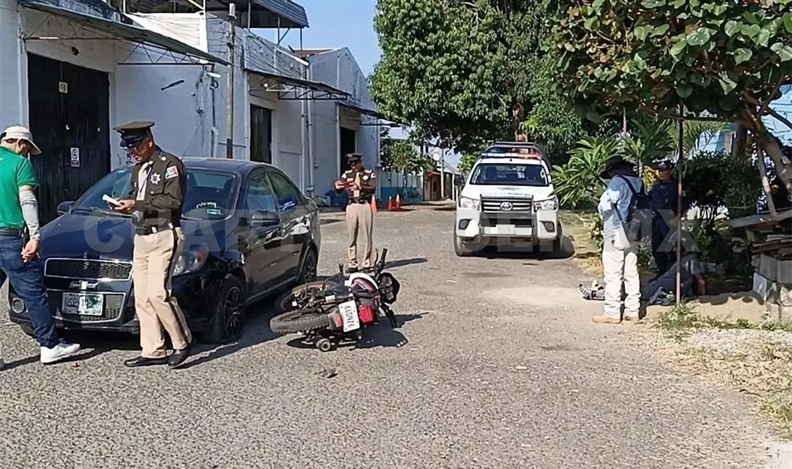 La automovilista impactó a la motocicleta por invasión de carril contrario. Víctor Sánchez / CP