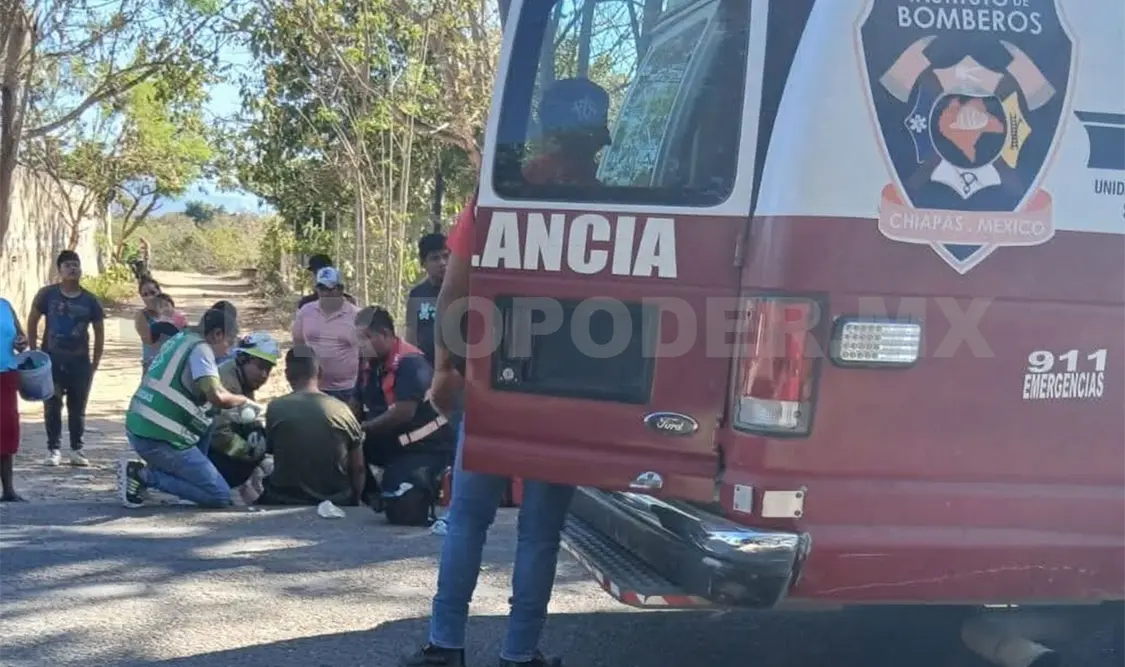 Paramédicos auxiliaron al motorista al derrapar y caer al pavimento. Cortesía
