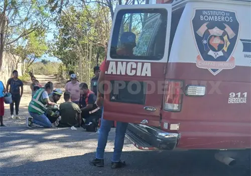 Derrapa al esquivar perros y se lesiona Derrapa al esquivar perros y se lesiona