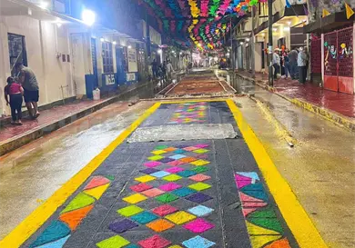 Tapetes multicolores, una tradici&oacute;n viva y de mucha fe