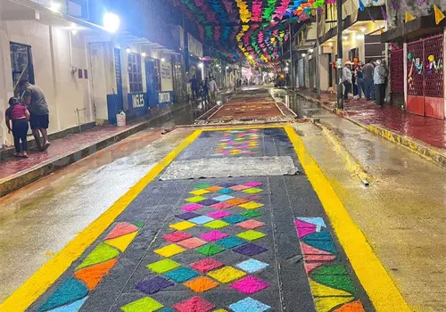 Tapetes multicolores, una tradici&oacute;n viva y de mucha fe