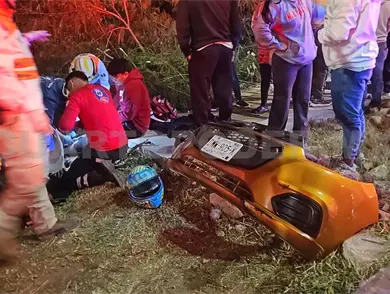 J&oacute;venes malheridos al ser atropellados por autom&oacute;vil