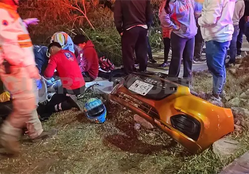 J&oacute;venes malheridos al ser atropellados por autom&oacute;vil