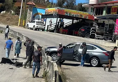 Choca contra muro rumbo al municipio de San Juan Chamula