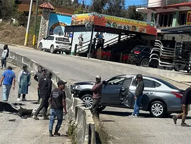Choca contra muro rumbo al municipio de San Juan Chamula