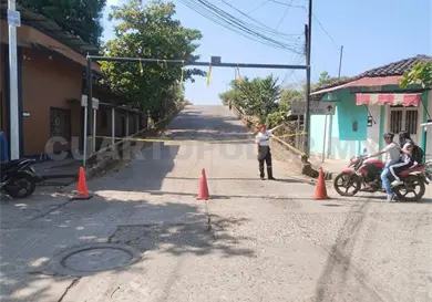 Derriban arco en puente de Huixtla