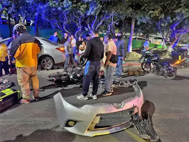 Salen "volando" de moto en corte de circulaci&oacute;n