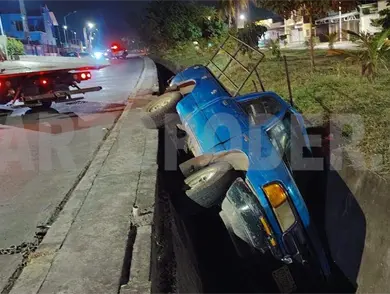 Otra camioneta cae en dren del Par Vial