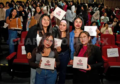 Entregan m&aacute;s de 350 relojes inteligentes