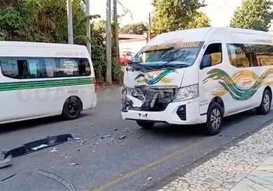 Colectivo for&aacute;neo causa encontronazo m&uacute;ltiple