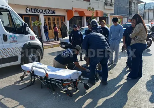 Camioneta le cierra el paso a motociclista