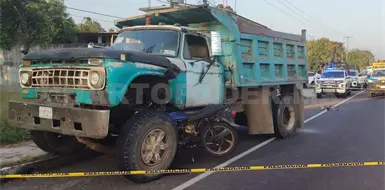 Motociclista se incrusta en volteo