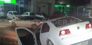 Cae auto a dren pluvial de par vial