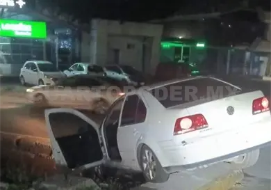 Cae auto a dren pluvial de par vial