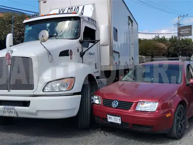 Tr&aacute;iler le corta la circulaci&oacute;n a sed&aacute;n