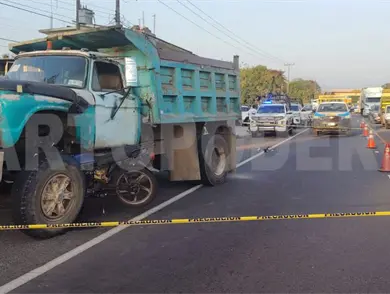 Motociclista se incrusta en volteo