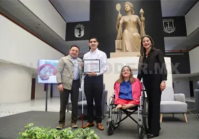 C&eacute;sar transcribi&oacute; la Constituci&oacute;n al Braille