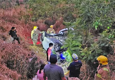Sed&aacute;n cae a un barranco en v&iacute;a
