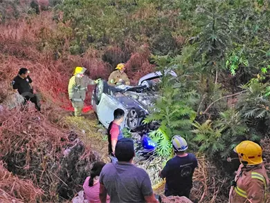 Sed&aacute;n cae a un barranco en v&iacute;a