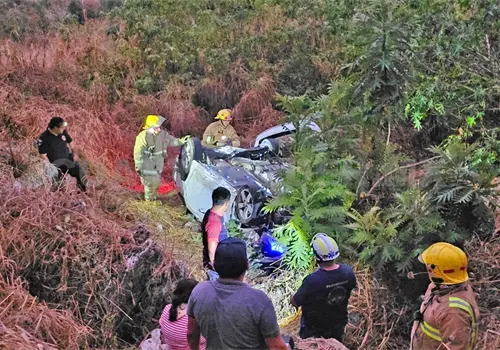 Sed&aacute;n cae a un barranco en v&iacute;a