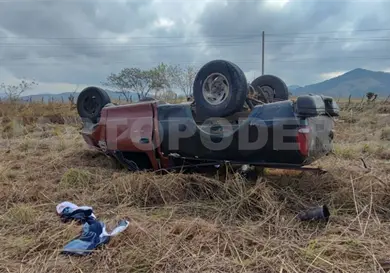 Vuelca camioneta al salirse del camino