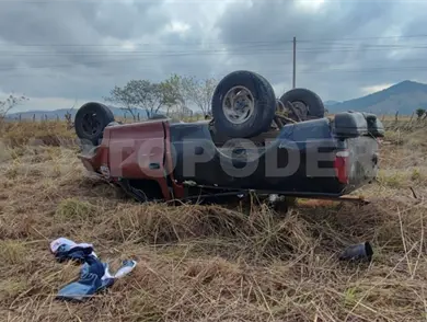 Vuelca camioneta al salirse del camino