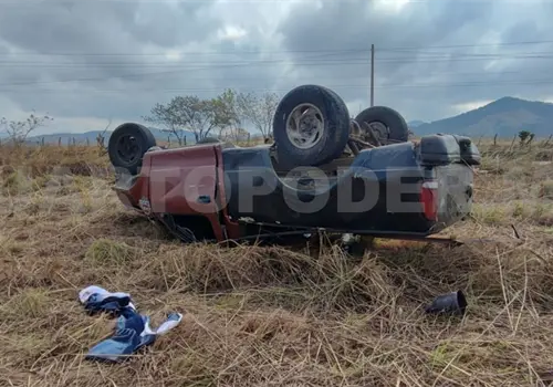 Vuelca camioneta al salirse del camino