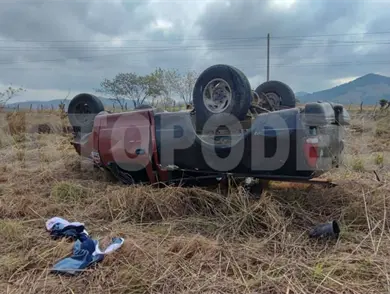 Vuelca camioneta al salirse del camino