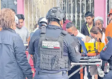 Cae desde tercera planta y acaba grave