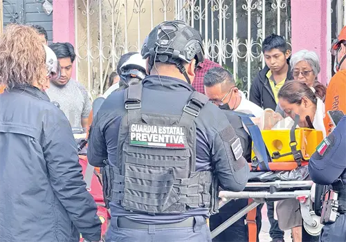 Cae desde tercera planta y acaba grave