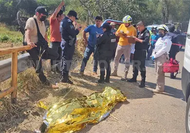 Impacta por alcance a motorista y lo mata