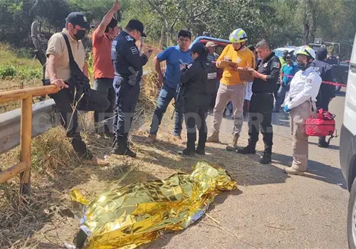 Impacta por alcance a motorista y lo mata