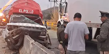 Camioneta se estampa en muro de concreto