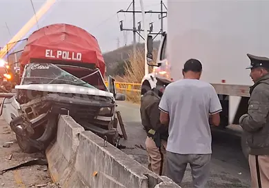 Camioneta se estampa en muro de concreto