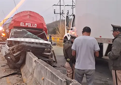 Camioneta se estampa en muro de concreto