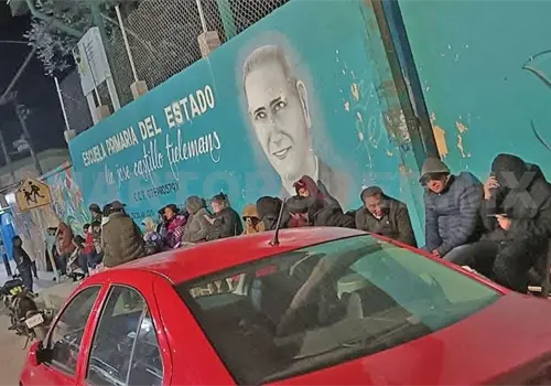 Hacen fila por fichas escolares pese al fr&iacute;o