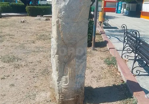 Denuncian maltrato a estela arqueol&oacute;gica