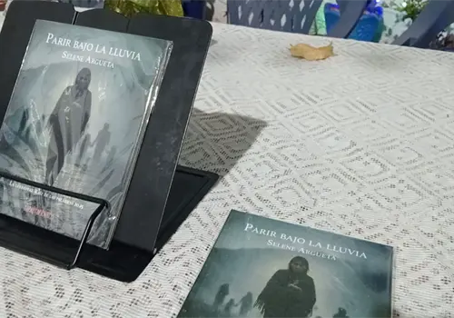 Presentan libro Parir bajo la lluvia