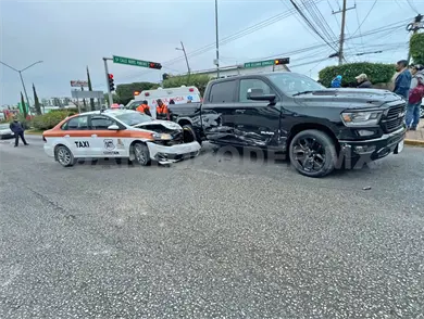 Se pasa el alto y choca contra taxi