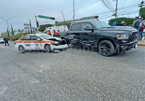 Se pasa el alto y choca contra taxi