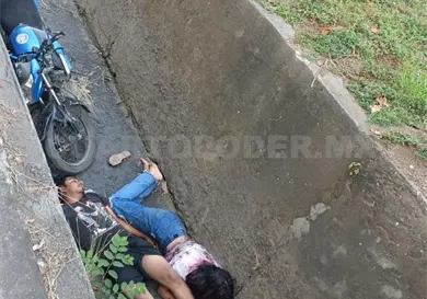 Pareja grave al caer de moto en dren pluvial