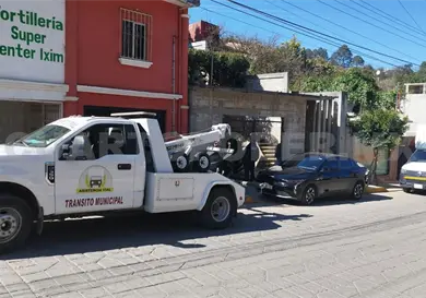 Retiran autos estacionados en banquetas