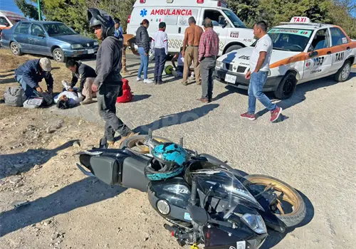 Se estampa motocicleta en un costado de taxi