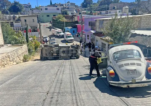 Vuelca una pick up en calle empinada
