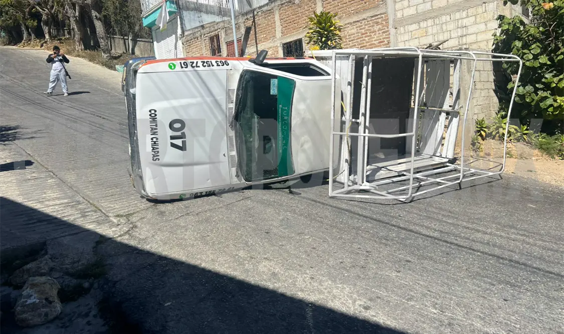 Vuelca camioneta en calle empinada