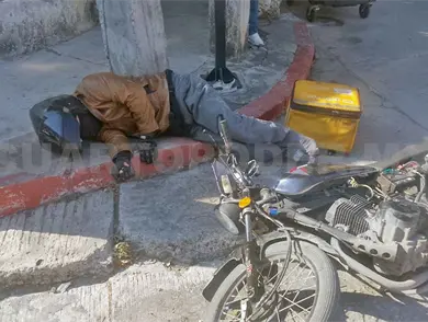 Lo impactan y termina con fractura expuesta