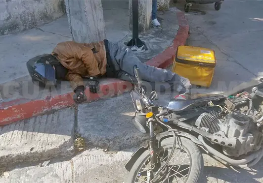 Lo impactan y termina con fractura expuesta