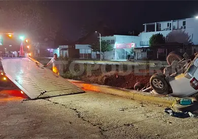 Una vez m&aacute;s, cae un veh&iacute;culo a dren pluvial